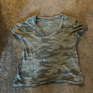 Universal thread small green camo tee
